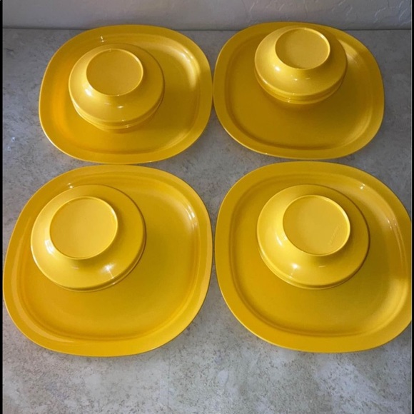 Tupperware yellow set!